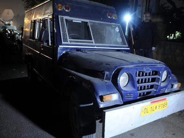 A picture of the van whose driver fled with Rs 22 crore after halting it near Govindpuri metro station, in New Delhi. (Sonu Mehta/HT Photo) A picture of the van whose driver fled with Rs 22 crore after halting it near Govindpuri metro station, in New Delhi. (Sonu Mehta/HT Photo)