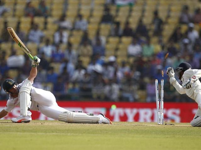 Wriddhiman Saha unsuccessfully tries to stump AB de Villiers. (Santosh Harhare/HT Photo)