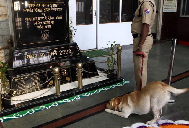 A sniffer dog pays homage at CST. (Arijit Sen/HT photo) A sniffer dog pays homage at CST. (Arijit Sen/HT photo)