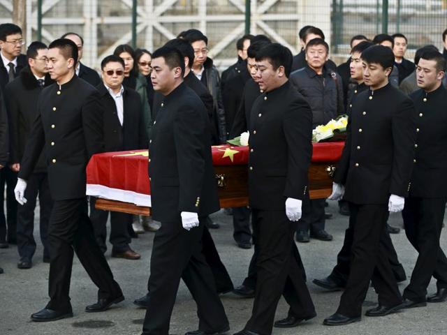 People carry a coffin containing one of the three Chinese victims killed during the attack in Mali. Two gunmen armed with Kalashnikov assault rifles and explosives stormed the hotel before 7 am on November 20, striking just as security guards were about to change shifts. (Reuters photo) People carry a coffin containing one of the three Chinese victims killed during the attack in Mali. Two gunmen armed with Kalashnikov assault rifles and explosives stormed the hotel before 7 am on November 20, striking just as security guards were about to change shifts. (Reuters photo)