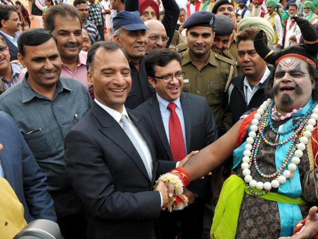 UT advisor Vijay Kumar Dev inaugurated the festivities. He was also seen taking part in various games at the stalls. (Ravi Kumar/HT )
