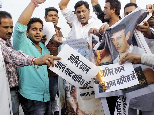 Youth display posters during a protest against actor Aamir Khan following his remarks over growing intolerance in the country in Jaipur on Thursday.(PTI) Youth display posters during a protest against actor Aamir Khan following his remarks over growing intolerance in the country in Jaipur on Thursday.(PTI)