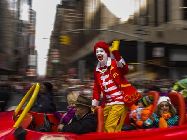 United States celebrated Thanksgiving on November 26, a national holiday with parades and hosting Thanksgiving dinner. Ronald McDonald waves to the crowd during the Macy’s Thanksgiving Day Parade, Thursday in New York. Macy is a large US department store company. (AP) United States celebrated Thanksgiving on November 26, a national holiday with parades and hosting Thanksgiving dinner. Ronald McDonald waves to the crowd during the Macy’s Thanksgiving Day Parade, Thursday in New York. Macy is a large US department store company. (AP)