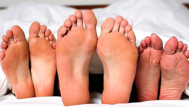 Experts say there is a direct link between the quality of a couple’s relationship and physical contact: According to a survey, 86.5% of respondents who maintained a maximum distance of 2.5 cm from their spouse were said to have a good relationship. (Shutterstock) Experts say there is a direct link between the quality of a couple’s relationship and physical contact: According to a survey, 86.5% of respondents who maintained a maximum distance of 2.5 cm from their spouse were said to have a good relationship. (Shutterstock)
