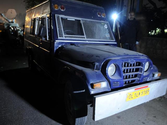 A cop stands near the van after its driver fled with ₹22 crore. (Sonu Mehta/HT Photo) A cop stands near the van after its driver fled with ₹22 crore. (Sonu Mehta/HT Photo)