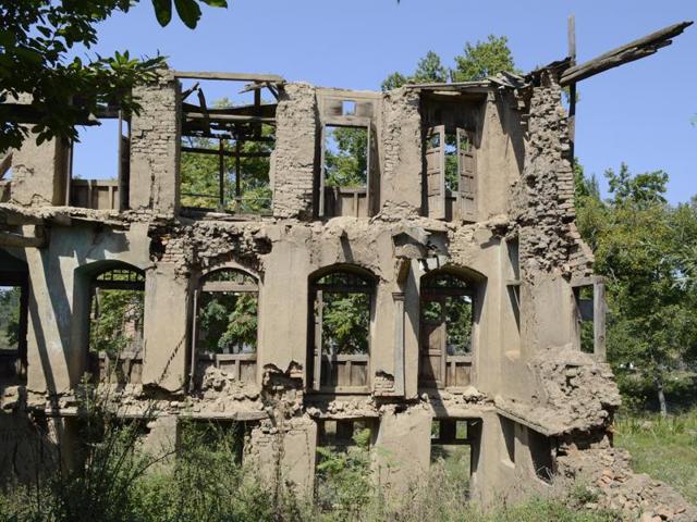The abandoned home of a Pandit family in Kashmir. (Muhabit-Ul-Haq: From a Long Dream Home) The abandoned home of a Pandit family in Kashmir. (Muhabit-Ul-Haq: From a Long Dream Home)