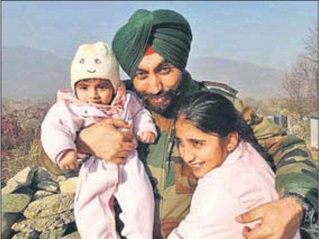 Lt Col Karanbir Singh Natt with his family.(HT PHOTO) Lt Col Karanbir Singh Natt with his family.(HT PHOTO)