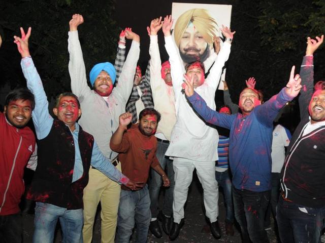 Congress workers in a jubilant mood after Captain Amarinder Singh was appointed PPCC chief, in Patiala on Friday. (Bharat Bhushan/HT) Congress workers in a jubilant mood after Captain Amarinder Singh was appointed PPCC chief, in Patiala on Friday. (Bharat Bhushan/HT)