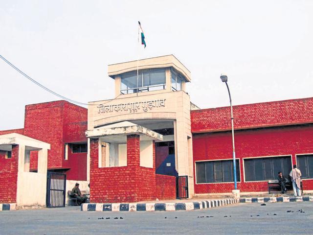 Every other day, the police book inmates of Bhondsi jail in Gurgaon for using mobile phones and other communication devices in the prison. In the last one year, the police have confiscated over 200 cellphones from Bhondsi jail. (HT File Photo) Every other day, the police book inmates of Bhondsi jail in Gurgaon for using mobile phones and other communication devices in the prison. In the last one year, the police have confiscated over 200 cellphones from Bhondsi jail. (HT File Photo)