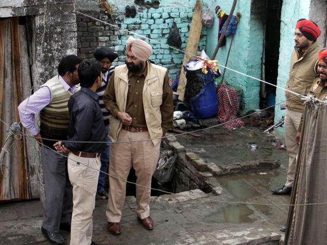 Policemen carrying out preliminary investigation at Sherpur Chowk in Ludhiana on Saturday. (JS Grewal/HT) Policemen carrying out preliminary investigation at Sherpur Chowk in Ludhiana on Saturday. (JS Grewal/HT)
