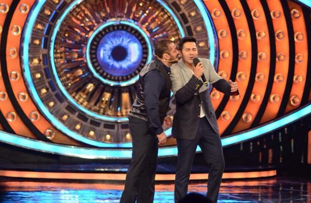 Salman whispering sweet nothings in Varun’s ears. Or wait! Is that a kiss? (Twitter)
