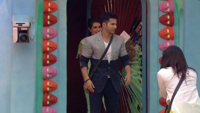 Varun and Kriti entering the house. (Twitter)