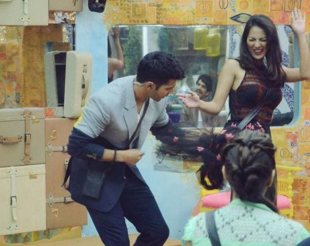 Varun shared a short dance with Rochelle. (Twitter)