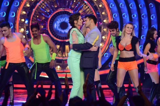 Varun and Kriti dancing for the audience. (Twitter)