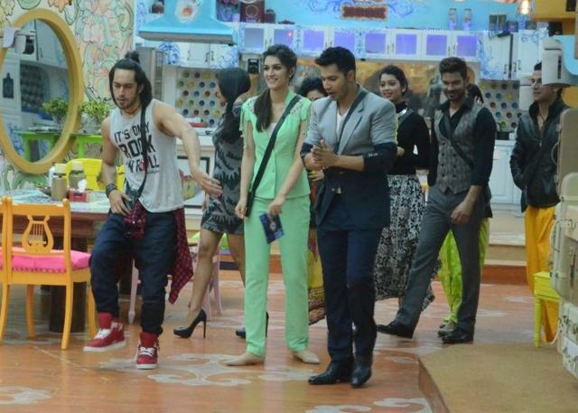 Varun Dhawan and Kriti Sanon with the housemates. (Twitter)
