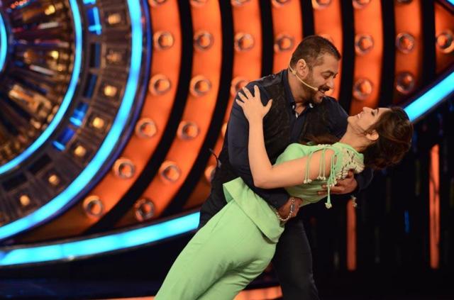 Kriti Sanon and Salman Khan shared a sweet dance. (Twitter)