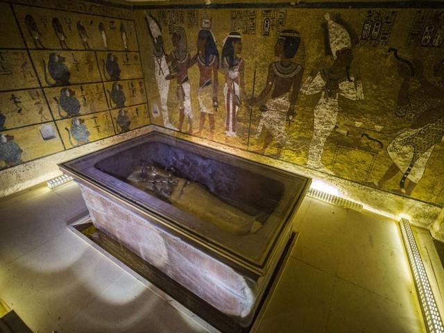 A picture taken on November 28, 2015 shows the sarcophagus of King Tutankhamun displayed in his burial chamber in the Valley of the Kings. Egyptian authorities are convinced that a secret chamber, possibly that of Queen Nefertiti, is located in Tutankhamun’s tomb. (AFP Photo) A picture taken on November 28, 2015 shows the sarcophagus of King Tutankhamun displayed in his burial chamber in the Valley of the Kings. Egyptian authorities are convinced that a secret chamber, possibly that of Queen Nefertiti, is located in Tutankhamun’s tomb. (AFP Photo)