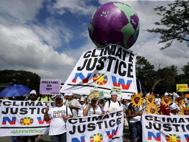 Protesters attend a climate change march on a highway in Manila on November 28, 2015. Thousands turned out for climate change marches in Manila and Brisbane as part of a weekend of action across the globe to demand results from next week's historic Paris summit. (AFP Photo) Protesters attend a climate change march on a highway in Manila on November 28, 2015. Thousands turned out for climate change marches in Manila and Brisbane as part of a weekend of action across the globe to demand results from next week's historic Paris summit. (AFP Photo)