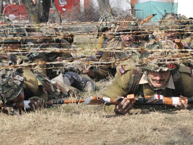 A three-day rally in March, 2015, saw 40,000 Kashmiri candidates turning up for 50-odd vacancies. (Waseem Andrabi/HT Photo)