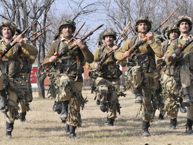 New recruits of the Jammu and Kashmir Light Infantry (JAKLI) training at an army base on the outskirts of Srinagar. (Waseem Andrabi/HT Photo)