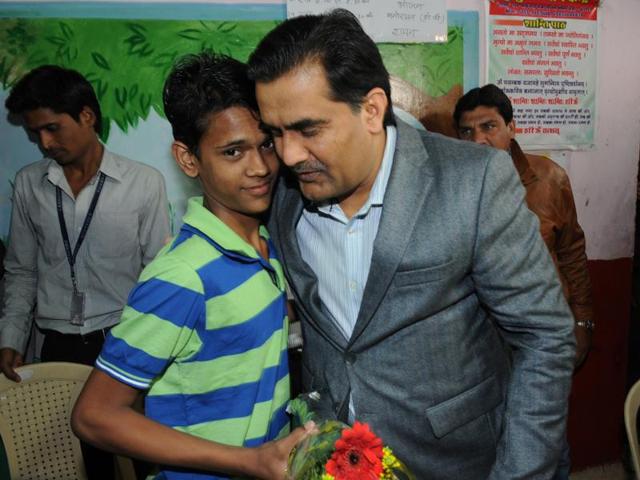 Ramzan with a Pakistan high commission official. (Praveen Bajpai/HT photo) Ramzan with a Pakistan high commission official. (Praveen Bajpai/HT photo)
