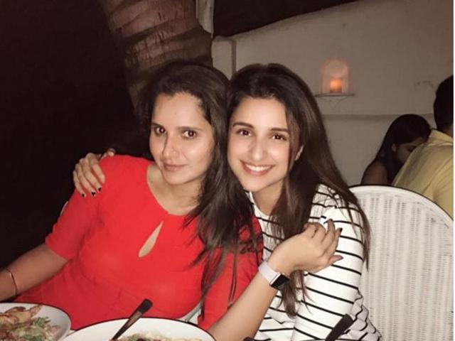 Parineeti Chopra enjoys dinner with Sania Mirza. (INSTAGRAM)