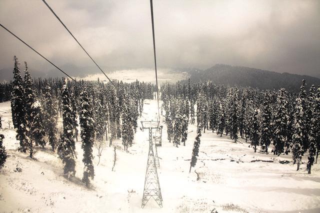 Gondola ride in Gulmarg. (Photo: Sarit Ray)