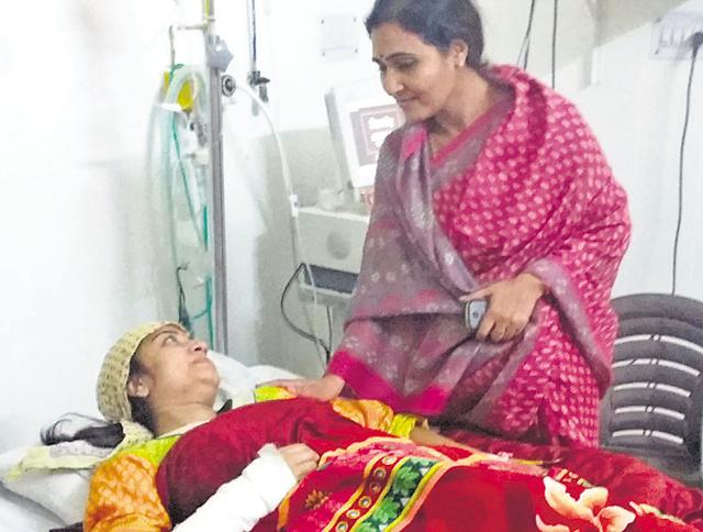 State Congress vice president Archana Sharma meets Pooja Chhabra, who is on fast unto death demanding a ban on liquor, at SMS Hospital, in Jaipur on Sunday.(HT photo)