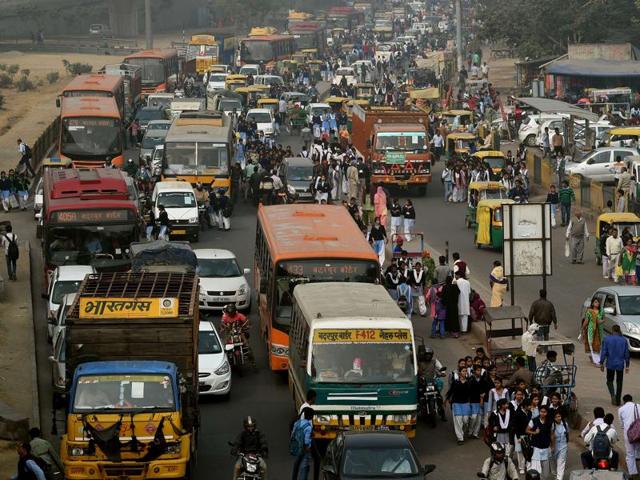 Heavy traffic is seen during a smoggy day in Delhi . Some 150 leaders will attend the start of the Paris conference on climate change, which starts on November 30, tasked with reaching the first truly universal climate pact.(AFP)