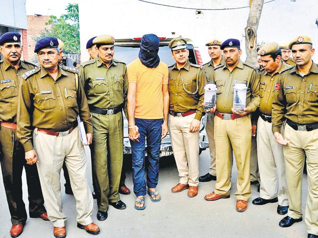 The youth arrested along with an SBI ATM looted from Panipat in custody of the Rohtak police on Monday.(Manoj Dhaka/HT Photo)