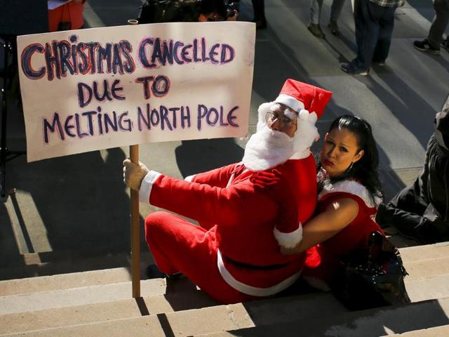 Protesters dressed as Santa Claus take part in a protest about climate change at New York City Hall, in lower Manhattan, New York. (Reuters Photo) Protesters dressed as Santa Claus take part in a protest about climate change at New York City Hall, in lower Manhattan, New York. (Reuters Photo)