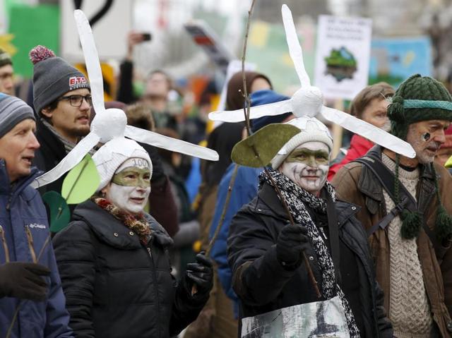 Protesters take part in a rally held the day before the start of the 2015 Paris Climate Change Conference (COP21), in Ottawa, Canada. (Reuters Photo) Protesters take part in a rally held the day before the start of the 2015 Paris Climate Change Conference (COP21), in Ottawa, Canada. (Reuters Photo)