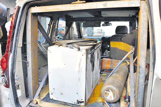 The police also recovered a welding machine, two pistols, 30 cartridges and an LPG cylinder from the SUV. (Manoj Dhaka/HT Photo) The police also recovered a welding machine, two pistols, 30 cartridges and an LPG cylinder from the SUV. (Manoj Dhaka/HT Photo)