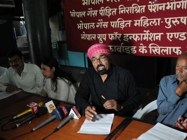Satinath Sarangi of Bhopal Group of Information and Action and representatives of other organisations address a press conference in Bhopal on Monday. (Praveen Bajpai/HT photo) Satinath Sarangi of Bhopal Group of Information and Action and representatives of other organisations address a press conference in Bhopal on Monday. (Praveen Bajpai/HT photo)