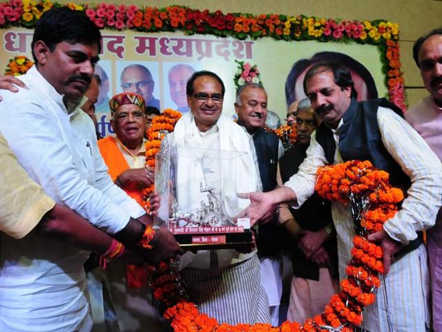 BJP leaders felicitate chief minister Shivraj Singh Chouhan during a programme organised to mark his 10 years in office, in Bhopal on Sunday. (Mujeeb Faruqui/HT photo) BJP leaders felicitate chief minister Shivraj Singh Chouhan during a programme organised to mark his 10 years in office, in Bhopal on Sunday. (Mujeeb Faruqui/HT photo)