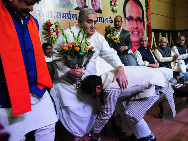 Chief minister Shivraj Singh Chouhan with former chief minister Kailash Joshi during a programme organised to mark the former’s 10 years in office. (Mujeeb Faruqui/HT photo) Chief minister Shivraj Singh Chouhan with former chief minister Kailash Joshi during a programme organised to mark the former’s 10 years in office. (Mujeeb Faruqui/HT photo)
