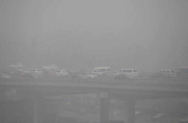 Vehicles drive amid heavy smog in Beijing, China. (REUTERS) Vehicles drive amid heavy smog in Beijing, China. (REUTERS)