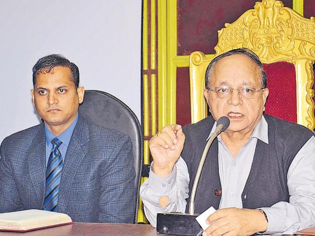 Amritsar mayor Bakshi Ram Arora Mayor (right) and MC joint commissioner Surinder Singh during the MC general house meeting in Amritsar on Tuesday. (Sameer Sehgal/HT Photo) Amritsar mayor Bakshi Ram Arora Mayor (right) and MC joint commissioner Surinder Singh during the MC general house meeting in Amritsar on Tuesday. (Sameer Sehgal/HT Photo)