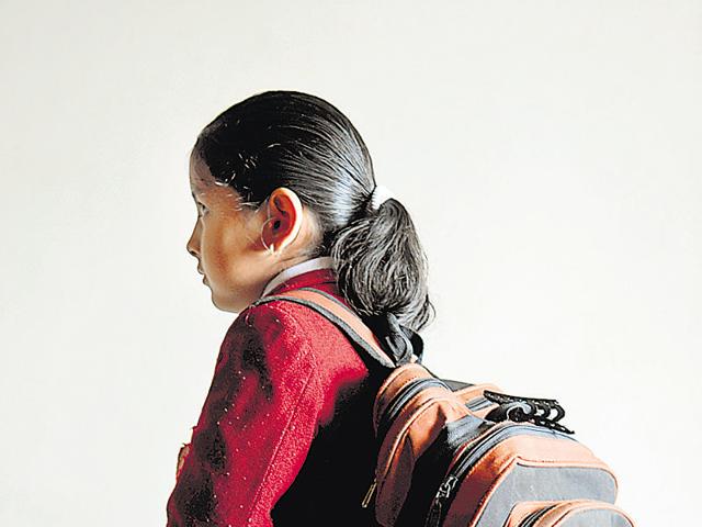 Most Mumbai schools failed to meet the norms on the weight of bags despite several measures such as installing lockers and digital boards in classrooms. (Gaur/Mint) Most Mumbai schools failed to meet the norms on the weight of bags despite several measures such as installing lockers and digital boards in classrooms. (Gaur/Mint)
