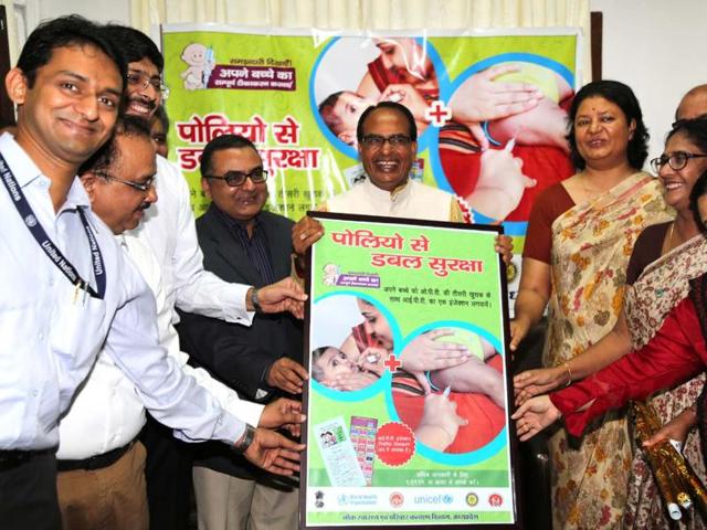 Chief minister Shivraj Singh Chouhan releases a poster during the launch of IPV vaccine, in Bhopal on Monday.(HT photo)