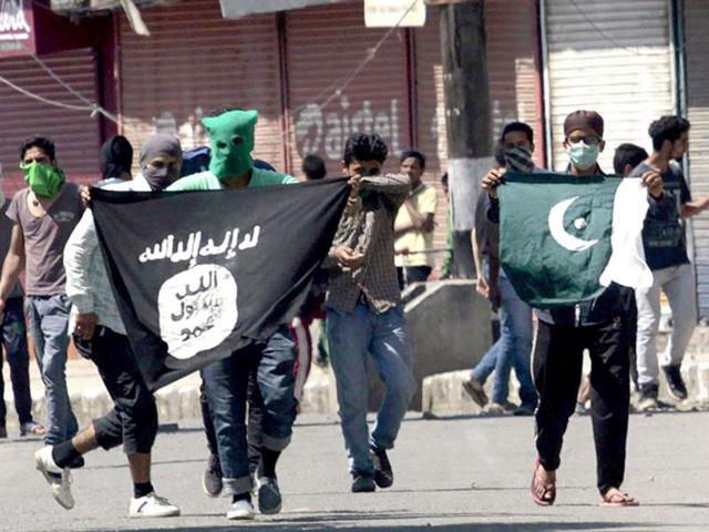 File photo of Kashmiri protesters displaying flags of the IS and Pakistan flag during a protest against the alleged desecration of Jamia Masjid by police in Srinagar, Jammu and Kashmir.(Waseem Andrabi/ HT Photo)