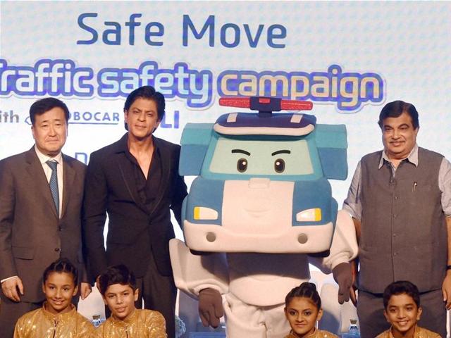 ‘Dilwale promotions or not, I am tired of posing with cars’: SRK’s note to himself. (PTI)