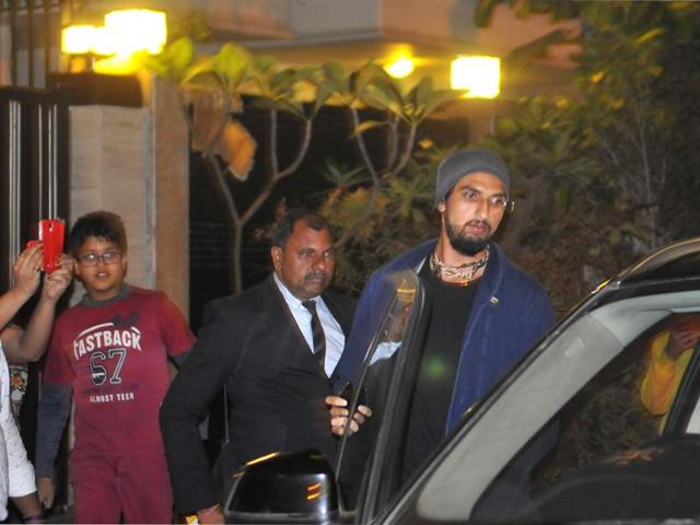 Ishant Sharma arrives for a party at Virat Kohli's new home in Guragon on Monday. (Abhinav Saha/HT Photo)