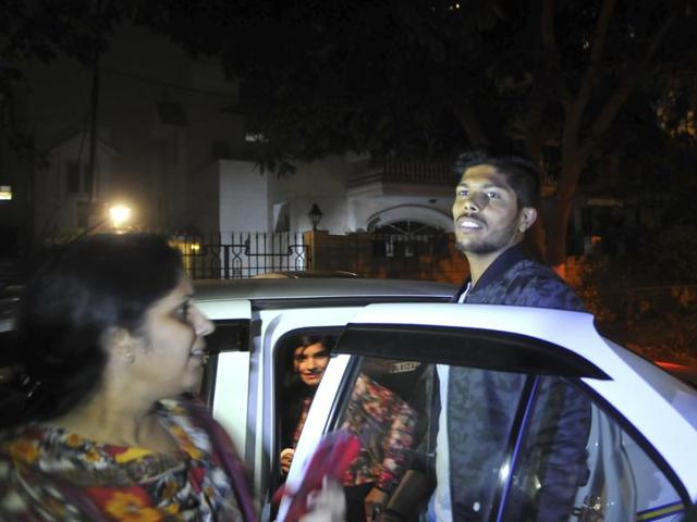 Pacer Umesh Yadav outside Virat Kohli's new home in Guragon on Monday. (Abhinav Saha/HT Photo)