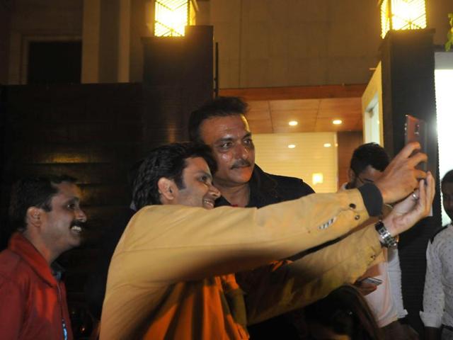 Team India director Ravi Shastri takes a selfie with a fan outside Virat Kohli’s home in Gurgaon. (Abhinav Saha/HT Photo)