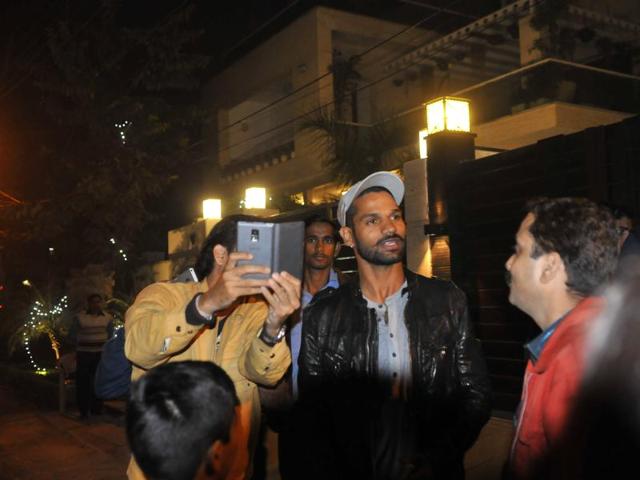 Shikhar Dhawan chats with fans outside Virat Kohli’s home in Gurgaon. (Abhinav Saha/HT Photo)