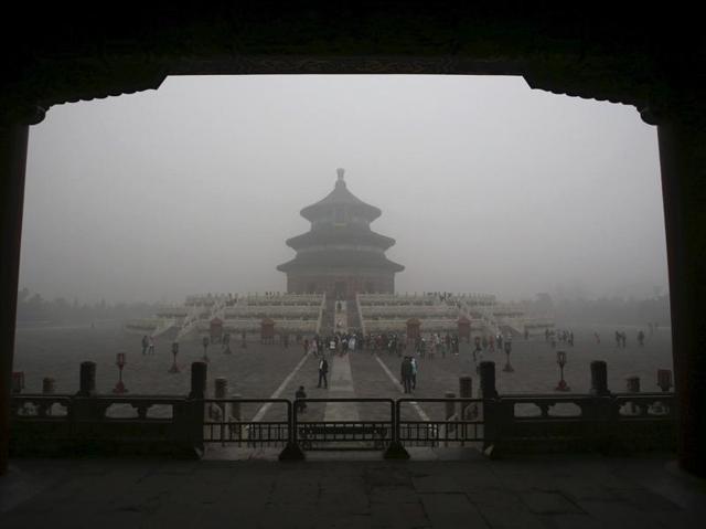 People visit the Temple of Heaven amid heavy smog in Beijing, China, December 1, 2015. (REUTERS Photo)