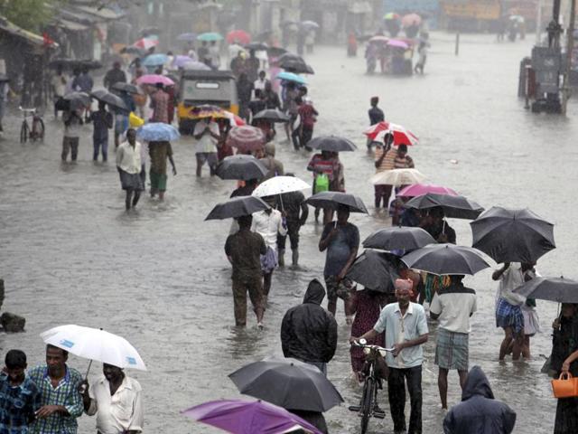 The government issued a flood alert to people living on the banks of river Adyar in Chennai, even as several lakes and tanks overflowed in the city and the neighbouring districts of Kancheepuram and Tiruvallur. (HT Photo)