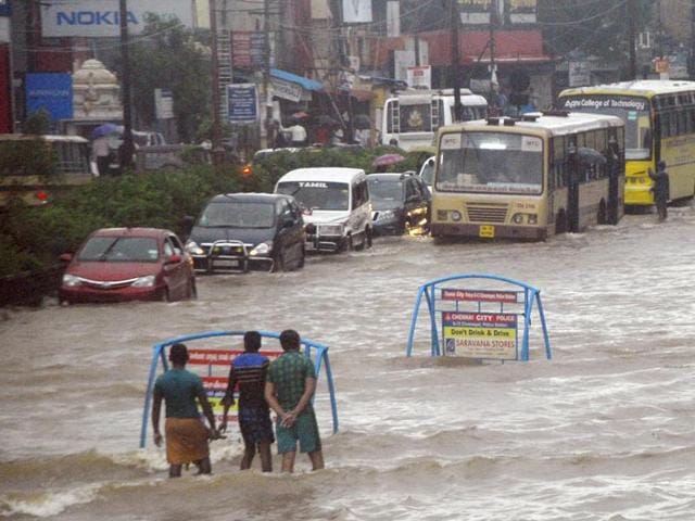 Vehicles wade through a water logged road following heavy rains in Chennai. (HT Photo)