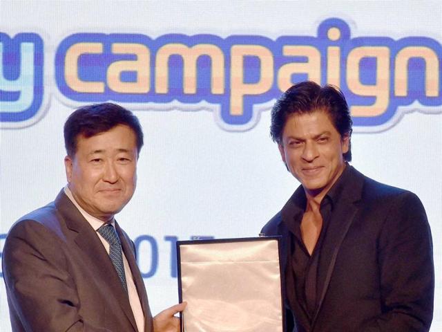 ‘Forget it all, I am anyway headed for another superhit with Dilwale’: Here’s sharing Shah Rukh Khan and his thought bubbles. (PTI)